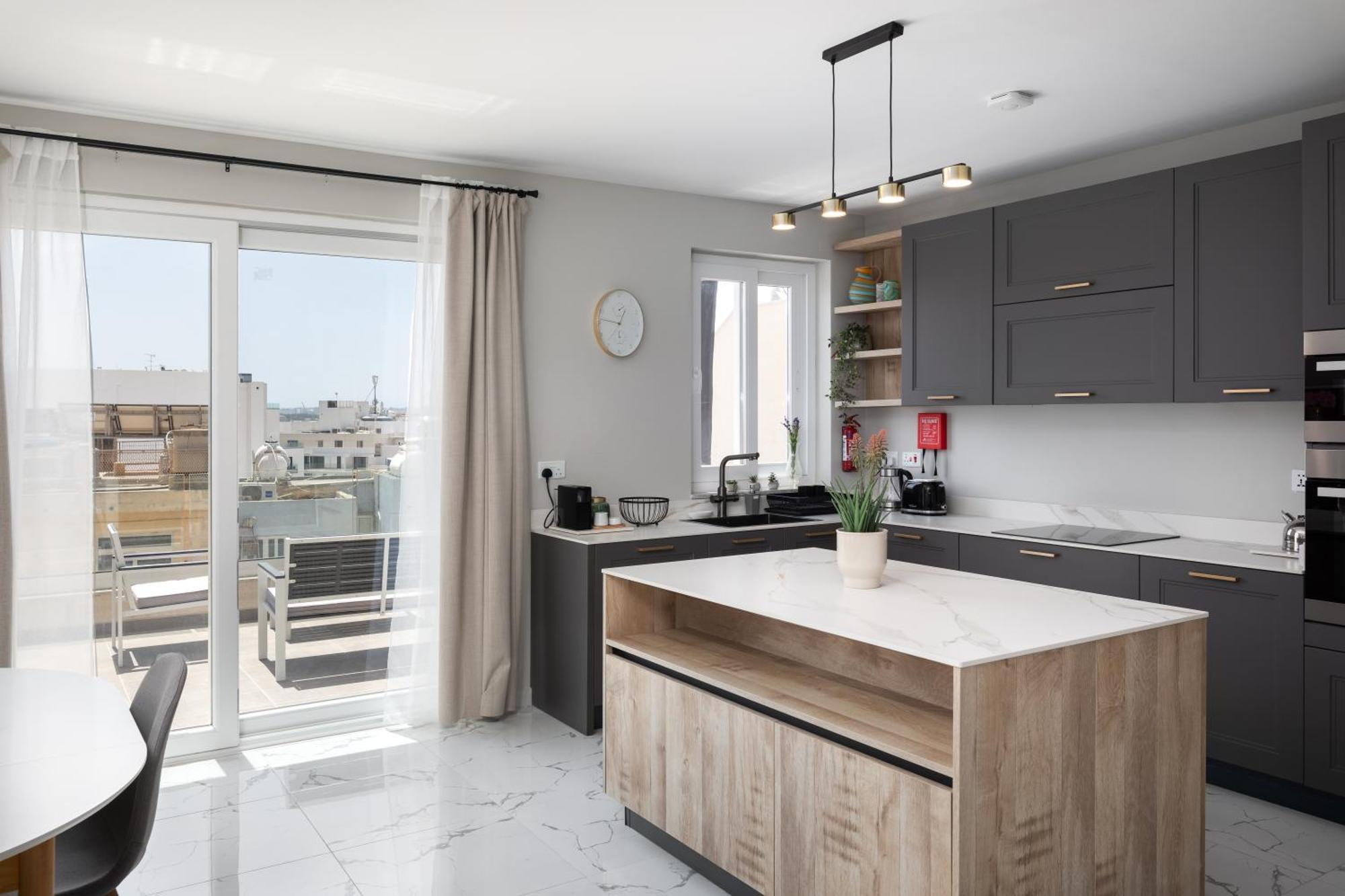 Modern 2Br Cosy Apartment With Large Terrace - Close To Manoel Island & Tigne Shopping Mall Sliema Exteriör bild