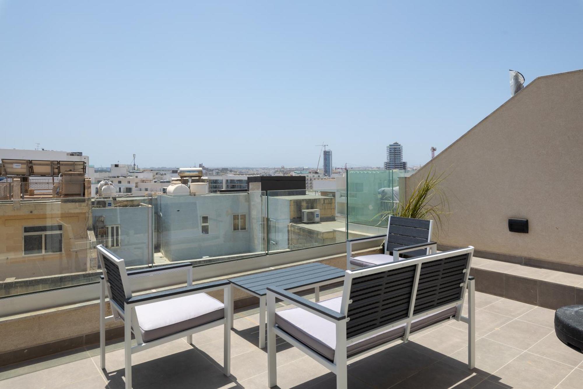 Modern 2Br Cosy Apartment With Large Terrace - Close To Manoel Island & Tigne Shopping Mall Sliema Exteriör bild